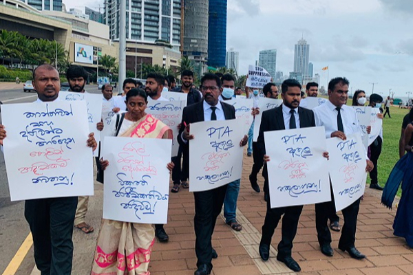 மனிதாபிமானமின்றி கடுமையாகத் தாக்கப்பட்ட பெண்கள் சிறுவர்கள் - உடன் விசாரணைக்கு கோரிக்கை! | Sri Lanka Protest Galle Face Attack Police Media மனிதாபிமானமின்றி கடுமையாகத் தாக்கப்பட்ட பெண்கள் சிறுவர்கள் - உடன் விசாரணைக்கு கோரிக்கை! | Sri Lanka Protest Galle Face Attack Police Media