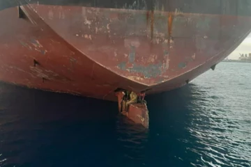 11 நாட்களாக சுக்கான் மீது அமர்ந்து பயணம்செய்த புலம்பெயர்ந்தவர்கள்!