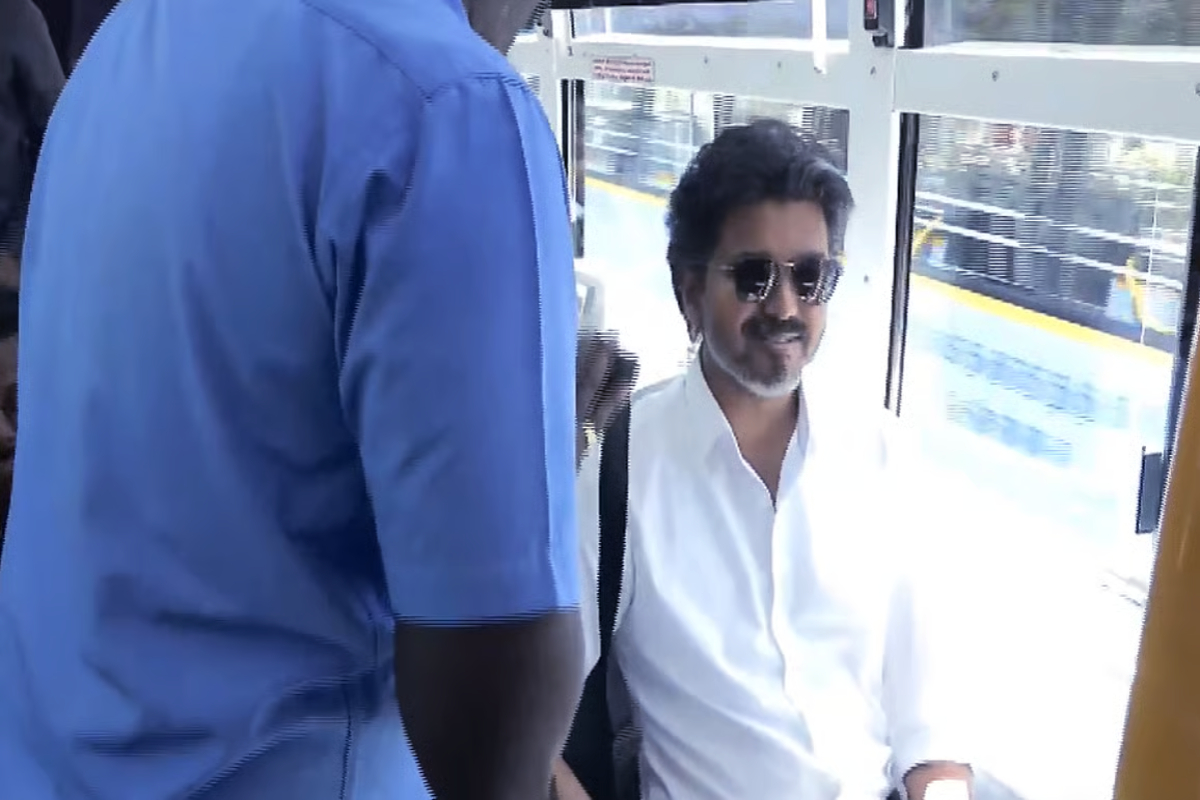 பேருந்தில் பயணம் செய்த விஜய்! வைரலாகும் காணொளி | Vijay Travels By Bus Video Goes Viral