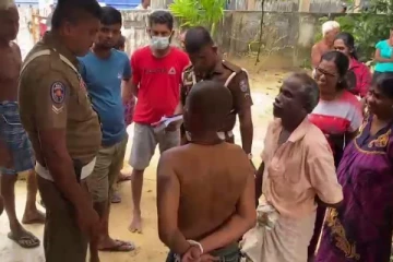 யாழில் வீட்டினை உடைத்து திருட முற்பட்ட திருடன் ஊர் மக்களால் நையப்புடைப்பு(photos)