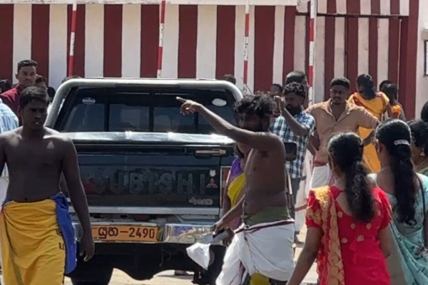 நல்லூர் ஆலய வளாகத்திற்குள் அத்துமீறி நுழைந்த இராணுவம்; பக்தர்கள் விசனம்! | Army Enters Nallur Temple Complex Devotees