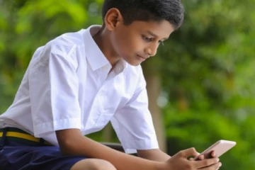 மாணவர்களின் கைத்தொலைபேசி பாவனைக்கு கட்டுப்பாடு