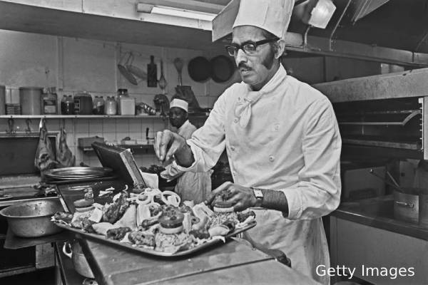 பிரித்தானியாவின் பழமையான இந்திய உணவகத்தை மூடும் விவகாரம்: உதவுமாறு மன்னர் சார்லசுக்கு கோரிக்கை | Uk Iconic Indian Restaurant To Shut Will King Save