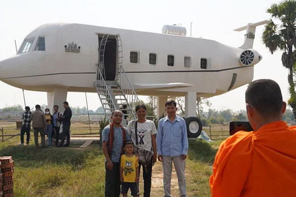 நிறைவேறாத ஆசை; விமான வடிவில் வீடு கட்டிய தொழிலாளி! | Worker Who Built A House In The Shape Airplane