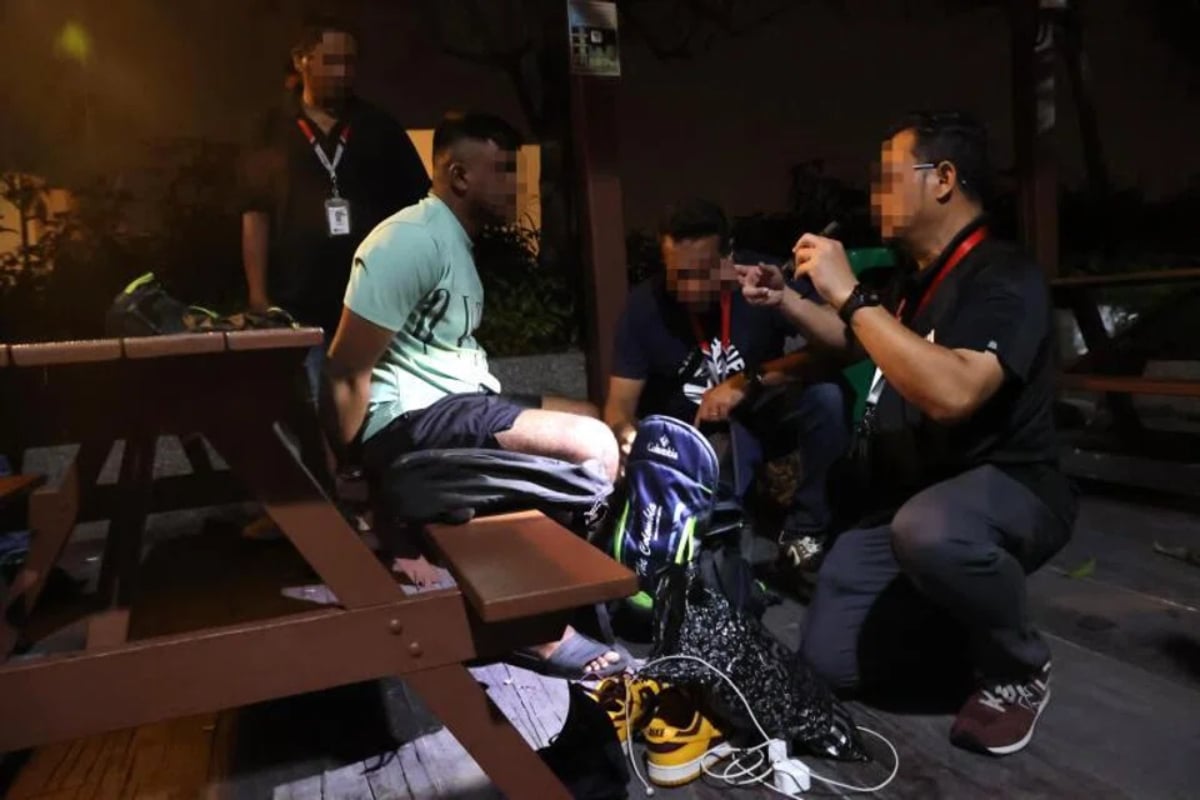 வெளிநாடொன்றில் பதுங்கியிருந்த இலங்கை இளைஞன் அதிரடியாக கைது | Sri Lankan Arrested In Singapore