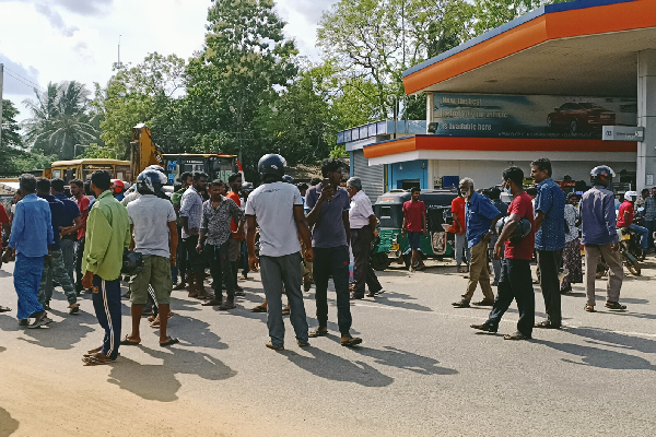 வவுனியாவில் வீதியை மறித்து பொதுமக்கள் போராட்டம் (Photo) | Public Protest Across The Road In Vavuniya