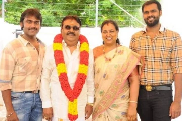 மகனை கையில் தூக்கிக்கொண்டு, மனைவியுடன் போஸ் கொடுத்த கேப்டன் விஜயகாந்த்.. புகைப்படத்தை பாருங்க