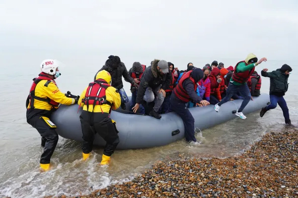 பிரித்தானியாவுக்குள் நுழைந்த நூற்றுக்கணக்கானோர் மாயம்! | Hundreds Of People Who Entered Britain Were Lost