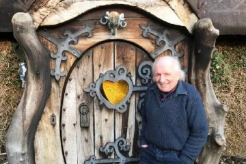 குழந்தைகளை கவரும் ஹாபிட் ஹவுஸ்…தற்செயலாக கட்டியெழுப்பிய 90 வயது முதியவர்