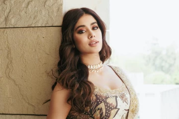 ஸ்ரீதேவி மகள் அட்டைப்படத்திற்கு கொடுத்த தாறுமாறு போஸ்!