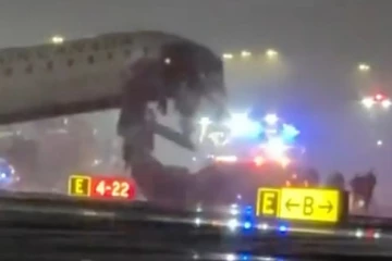 එයාර් කැනඩා ගුවන් යානයක් සහ ගිනි නිවන රථයක් නිව්යෝර්ක් හිදී ගැටේ