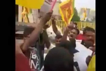 "යුද්දෙ දිනපු ගෝඨා.. කොවිඩ් නසපු ගෝඨා.. අපිට ඕන ගෝඨා.." - ආන්දෝලනාත්මකව ගාලුමුවදොර ගෝඨාභය ඉල්ලා දෙවනක් කළ පිරිසකගේ විරෝධය.. (VIDEO)
