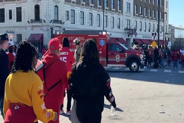 அமெரிக்கா விளையாட்டு பேரணி துப்பாக்கிச் சூட்டில் ஒருவர் பலி | Shooting In America One Is A Victim