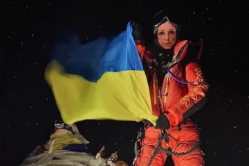 எவரெஸ்ட் சிகரத்தில் உக்ரேனியக் கொடியை ஏற்றிய ரஷ்ய பெண்மணி!
