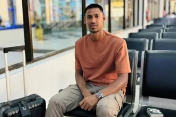 விமான நிலையத்தில் புகைப்படம் - காயத்தில் இருந்து மீண்டாரா முஸ்தாஃபிசூர்? ஷாக்கான ரசிகர்கள்!