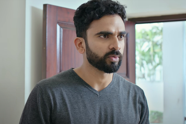 கொரோனாவுடன் நடிகைக்கு முத்தம் கொடுத்த அசோக் செல்வன் 