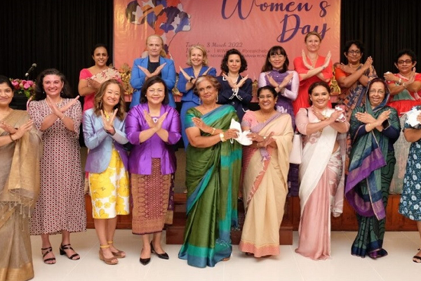 ”இலங்கையில் சார்புநிலை”யை முறியடிக்க புறப்பட்டுள்ள வெளிநாடுகளின் தூதரக பெண்கள்!(photo) | Srilanka Ladies Meeting For Anti Bias