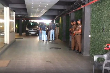 ඕලුගල ඇතුළු නිළධාරින් පිරිසක් ජොන්ස්ටන්ගේ හෝටලයක් වටලයි