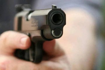 பெற்ற தாயை சுட்டுக்கொன்றுவிட்டு நண்பர்களுக்கு மது விருந்து வைத்த 16 வயது சிறுவன்! அதிர்ச்சி பின்னணி