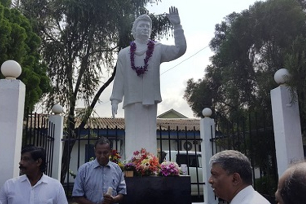 தெஹிவளையில் தாக்கப்பட்டுள்ள விஜய குமாரதுங்கவின் சிலை! | Statue Vijaya Kumaratunga Attacked In Dehiwale