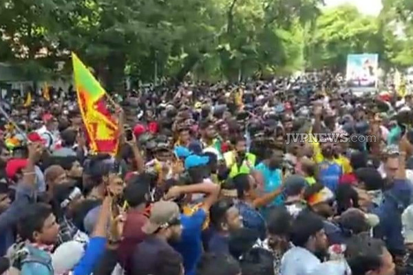 கொழும்பை வட்டமிடும் உலங்கு வானூர்திகளால்   அச்சம்! | Fear Of Ulangu Airplanes Circling Colombo Curfew