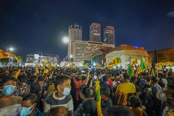 ஆர்.பிரேமதாச மைதானம் போல் காட்சியளித்த காலி முகத்திடல் ஆர்ப்பாட்டம்! | Galle Face Tonight Looks Like Cricket Matches ஆர்.பிரேமதாச மைதானம் போல் காட்சியளித்த காலி முகத்திடல் ஆர்ப்பாட்டம்! | Galle Face Tonight Looks Like Cricket Matches