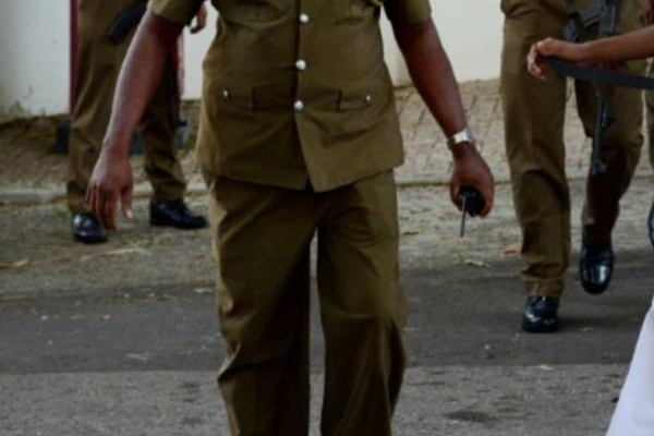 மட்டக்களப்பில் தப்பியோடிய பொலிஸ் அதிகாரி: வெளியான பரபரப்பு தகவல் | Policeman Escape After Receiving Liquor Not Paying