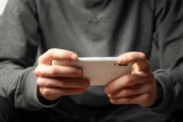 ஆன்லைன் விளையாட்டிற்கு அடிமையாகி மனநலம் பாதிப்பு! 17 வயது மாணவனின் கை,கால்கள் கட்டப்பட்டு மருத்துவமனையில் அனுமதி