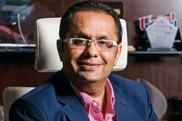 சாலையில் புத்தகம் விற்றவர்... இன்று வெளிநாட்டில் கோடீஸ்வர இந்தியர்: வாயைப் பிளக்கவைக்கும் சொத்து மதிப்பு