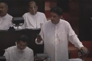 சபையில் விமானியாக மாறிய சஜித்!