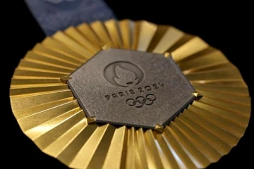 ஒலிம்பிக் பதக்கத்தில் இடம்பெற்றுள்ள முக்கிய அம்சம்...! வெளியான வடிவமைப்பால் ஆச்சரியத்தில் மக்கள்