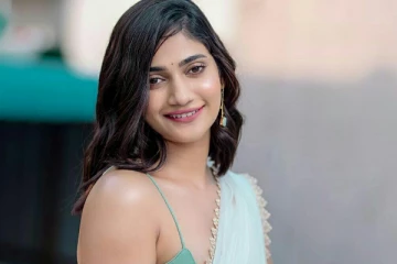 இலங்கை பெண் லொஸ்லியாவா இது? ஷாக் கொடுத்த செயல்…. வளைத்து கொடுத்த உடம்பு