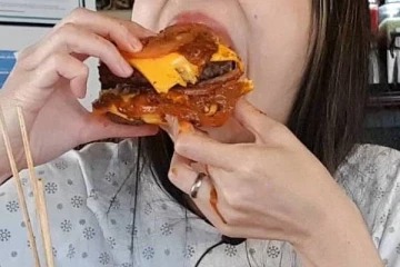 விரைவு  உணவுக்கு  ஆசைப்பட்டு  2000 டாலர் அபராதம் செலுத்திய பயணி!