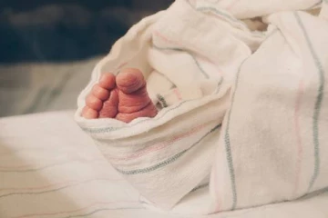 பிஞ்சு குழந்தைக்கு பால்பவுடரில் போதை மருந்து கலந்து தந்த பதின்ம வயது தாய்: பறிபோன உயிர்