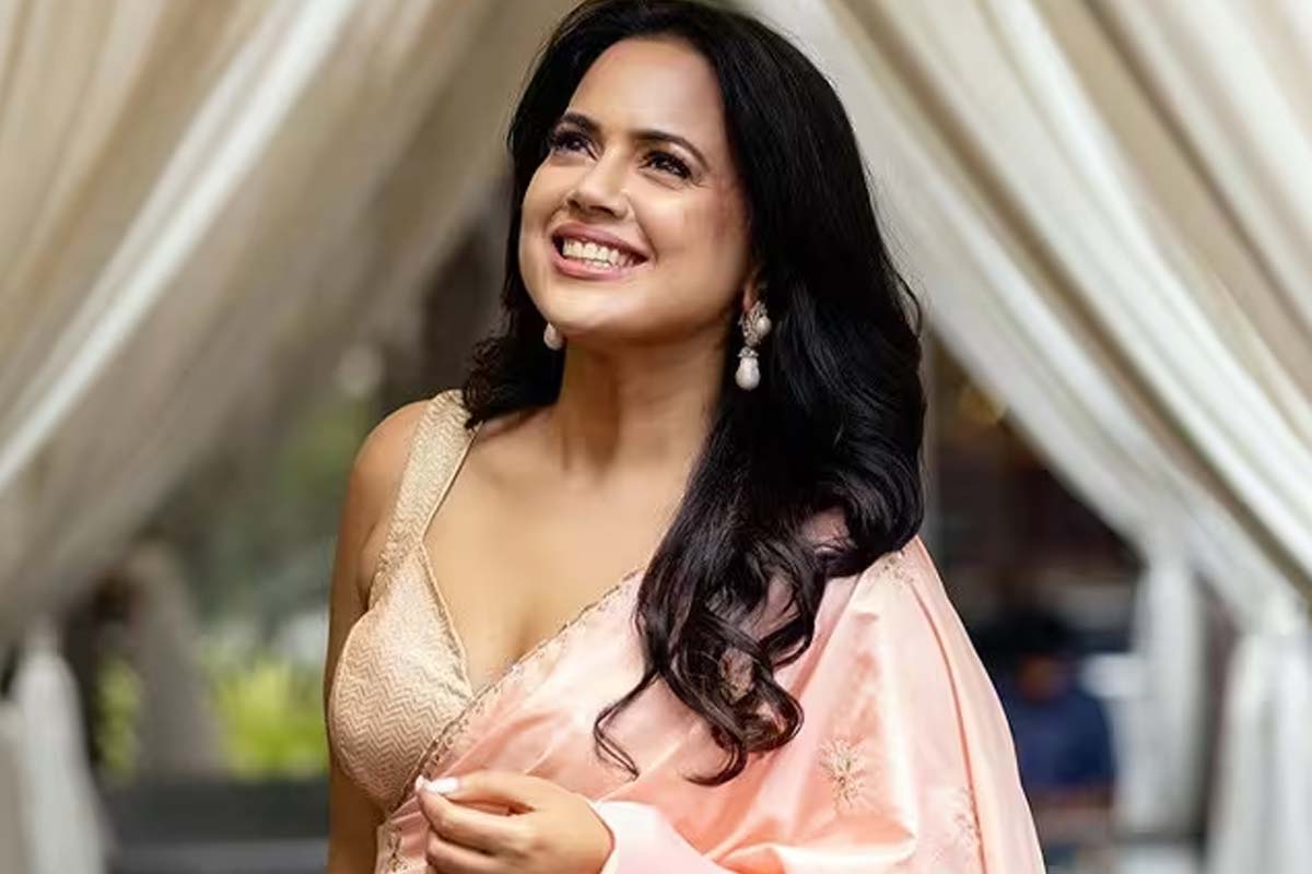 கேஸ் சிலிண்டருக்கு பணத்தால் ஆரத்தி எடுத்த பிரபல நடிகை... ட்ரெண்டாகும் காட்சி | Actress Sameera Reddy Welcomes King Gas At Home