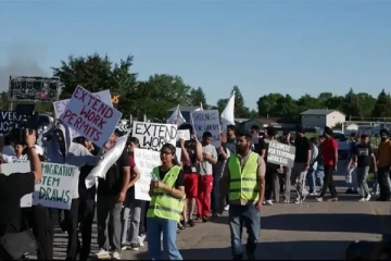 கனடாவிலிருந்து 70,000 புலம்பெயர்ந்தோர் நாடுகடத்தப்படும் அபாயம்: பிரதமரின் முடிவுக்கு எதிர்ப்பு