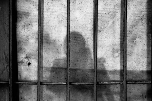 சிறையில் கொலையாளியுடன் காதல் - குழந்தையை பெற்றெடுத்த பெண் சிறை அதிகாரி! | Female Prison Officer Love With Killer Britain