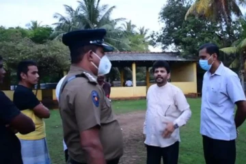 මන්ත්‍රි අලි සබ්‍රි රහිම්ට තහඩු වැටෙන් පැන යාමට සිදුවු විරෝධය...(PHOTOS)