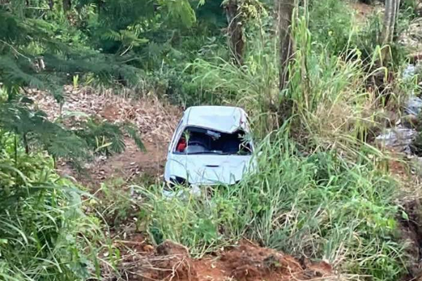நிவாரணம் வழங்க சென்ற கார் 50 அடி பள்ளத்தில் கவிழ்ந்து விபத்து | Car Accident On Way To Provide Relief Nuwara Eliya