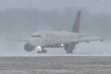 ஆயிரக்கணக்கான விமானங்கள் ரத்து... சாலைப் போக்குவரத்தைத் தவிர்க்க அறிவுறுத்தல்