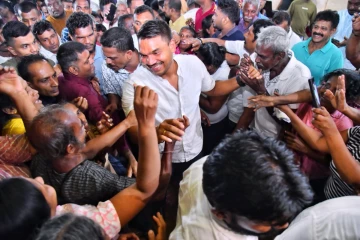 කලාපයේ අනිත් රටවල් තෙල් මිල අඩු කරද්දී ලංකාවේ විතරක් හැම මාසෙම තෙල් මිල වැඩි කරගෙන යනවා - මාලිමා රජයට කනේ ඇඟිලි ගහගන්න නාමල් අමතයි