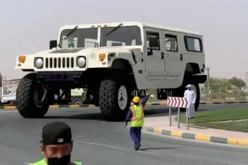 உலகின் மிகப்பெரிய ஹம்மர் கார்;  அசத்தும் அரேபிய ஷேக்! என்னவெல்லாம் இருக்கு தெரியுமா?