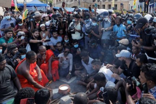 கடும் நெருக்கடியில் இலங்கை  : அதிபர் கோத்தபாய ராஜபக்சே அனைத்து கட்சி தலைவர்களுடன் ஆலோசனை - தமிழ்நாடு