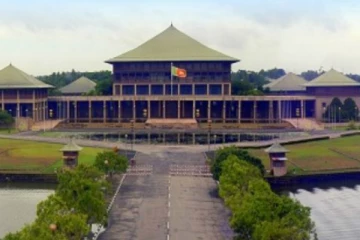 රාජ්‍ය අමාත්‍යවරු තිදෙනෙක් සිය ධුරවලින් ඉල්ලා අස්වෙයි..!