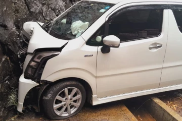 நுவரெலியா - ஹட்டன் பிரதான வீதியில் சொகுசு கார் விபத்து : நால்வர் வைத்தியசாலையில் அனுமதி