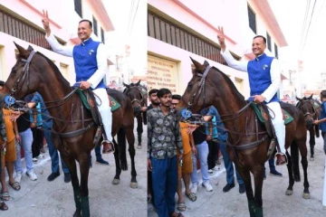 குதிரையில் சென்று வாக்களித்த பிரபல தொழிலதிபர்