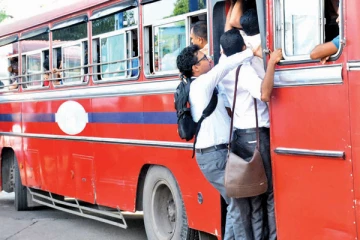 பேருந்தில் இளைஞனை தாக்கிய இரு நபர்கள்