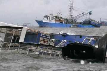 நெதர்லாந்து அருகே எண்ணெய் கொள்கலன் கப்பல்மீது சரக்குக் கப்பல் மோதி விபத்து