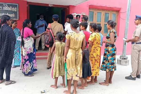 மண்டபம் முகாமிலிருந்து கைக்குழந்தையுடன் வெளியேற்றப்பட்ட குடும்பம் - நூற்றுக்கணக்கானோரின் எதிர்ப்பு போராட்டத்தால் பரபரப்பு! | India Tamil Nadu Sri Lanka Refugee Camp Protest
