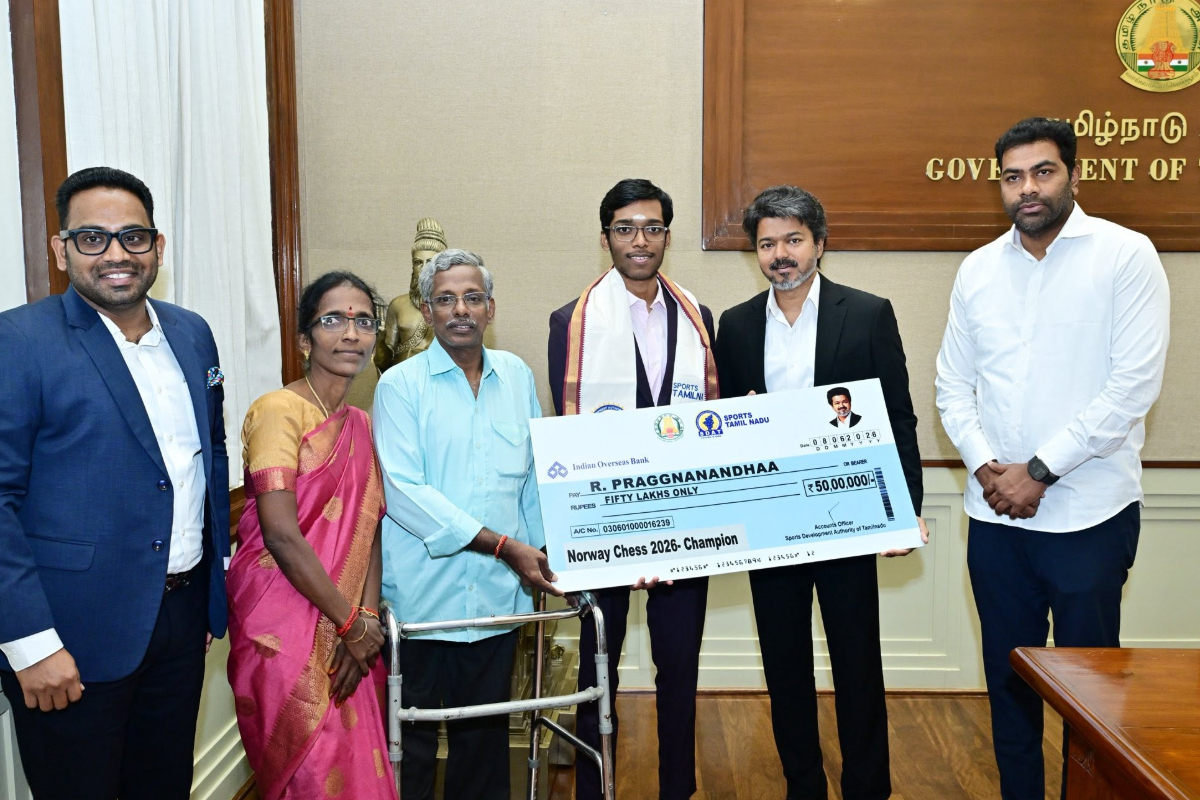 பிரக்ஞானந்தாவுடன் செஸ் விளையாடிய முதலமைச்சர் விஜய்! | Cm Vijay Played Chess With Praggnanandhaa
